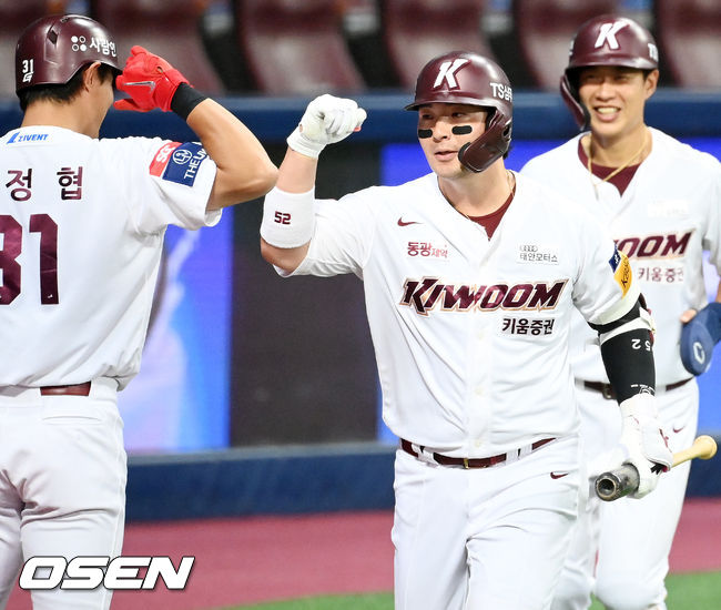 3회말 1사 주자 만루 키움 박병호가 우월 만루 홈런을 날린 후 홈을 밟고 있다. 21.09.04/rumi@osen.co.kr