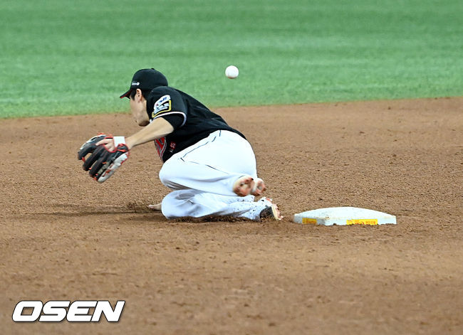 5회말 1사 주자 1루 키움 박준태의 유격수 앞 땅볼 때 KT 유격수 심우준의 실책으로 오윤석이 볼을 놓치고 있다. 21.08.10/rumi@osen.co.kr