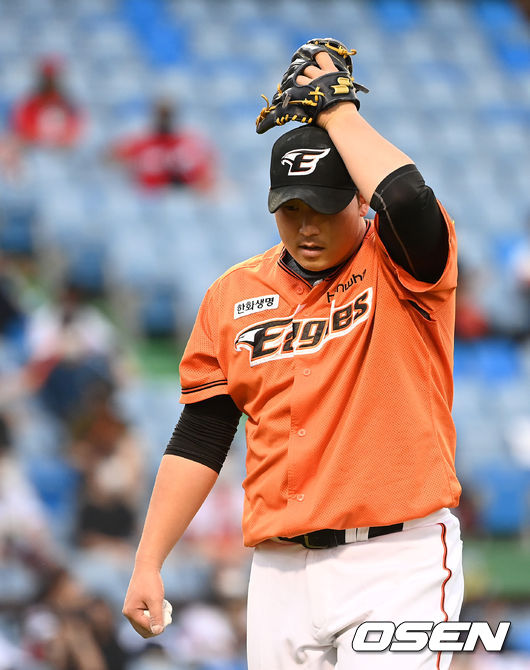 4회초 2사에서 한화 김민우가 KIA 최형우를 삼진으로 처리하고 더그아웃으로 가고 있다. 2021.09.04 /sunday@osen.co.kr