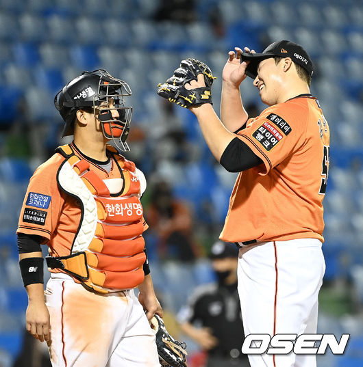 최근 3연패에서 탈출한 10위 한화는 37승60패4무를 마크, 3연패에 빠진 9위 KIA(37승52패4무)와 격차를 4경기로 좁혔다.8회초 2사 1,2루에서 한화 김민우가 마운드를 내려가며 아쉬워하고 있다. 2021.09.04 /sunday@osen.co.kr