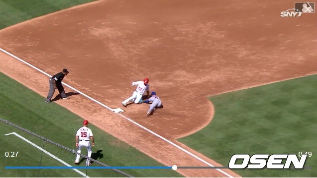 [사진] 뉴욕 메츠의 마커스 스트로맨(오른쪽)이 5일(한국시간) 내셔널스 파크에서 열린 워싱턴과의 경기 3회 말에서 몸을 날려 후안 소토를 태그아웃시키고 있다. <MLB 중계화면 캡처>