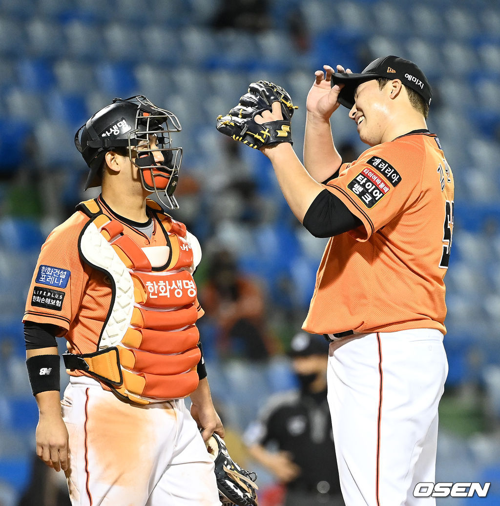 8회초 2사 1,2루에서 한화 김민우가 마운드를 내려가며 아쉬워하고 있다. 2021.09.04 /sunday@osen.co.kr