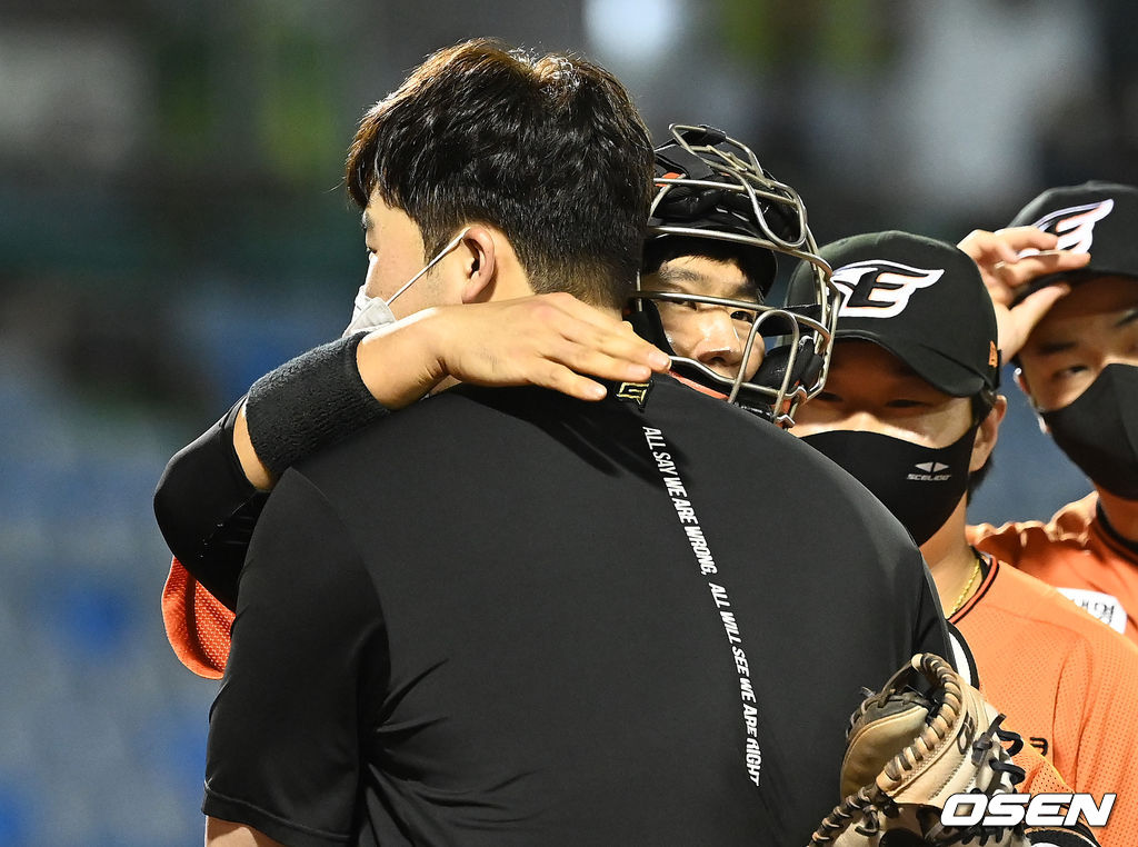 경기 종료 후 한화 김민우와 최재훈이 포옹을 나누고 있다. 2021.09.04 /sunday@osen.co.kr