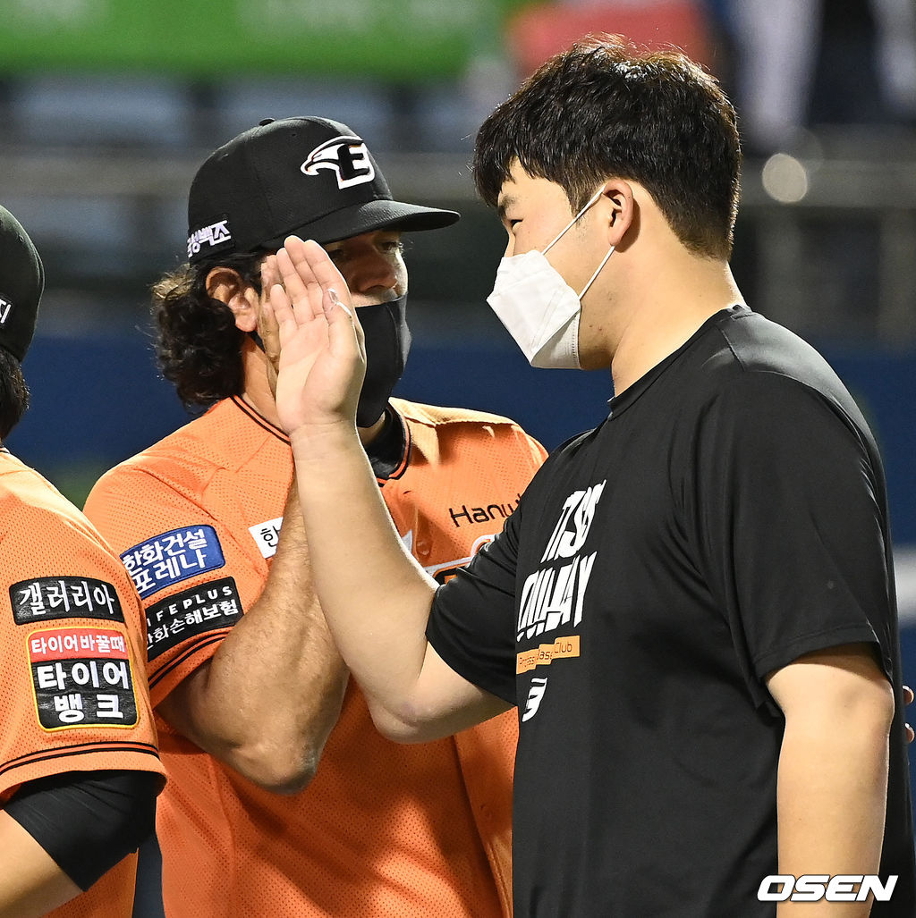 경기 종료 후 한화 김민우가 수베로 감독과 승리의 기쁨을 나누고 있다. 2021.09.04 /sunday@osen.co.kr