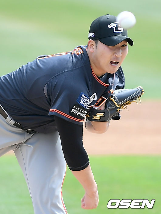 4일 오후 경기도 수원시 수원kt위즈파크에서 ‘2021 신한은행 SOL KBO 리그’ KT 위즈와 한화 이글스의 경기가 열렸다.1회말 한화 선발 김민우가 마운드에 올라 힘차게 공을 뿌리고 있다./ksl0919@osen.co.kr