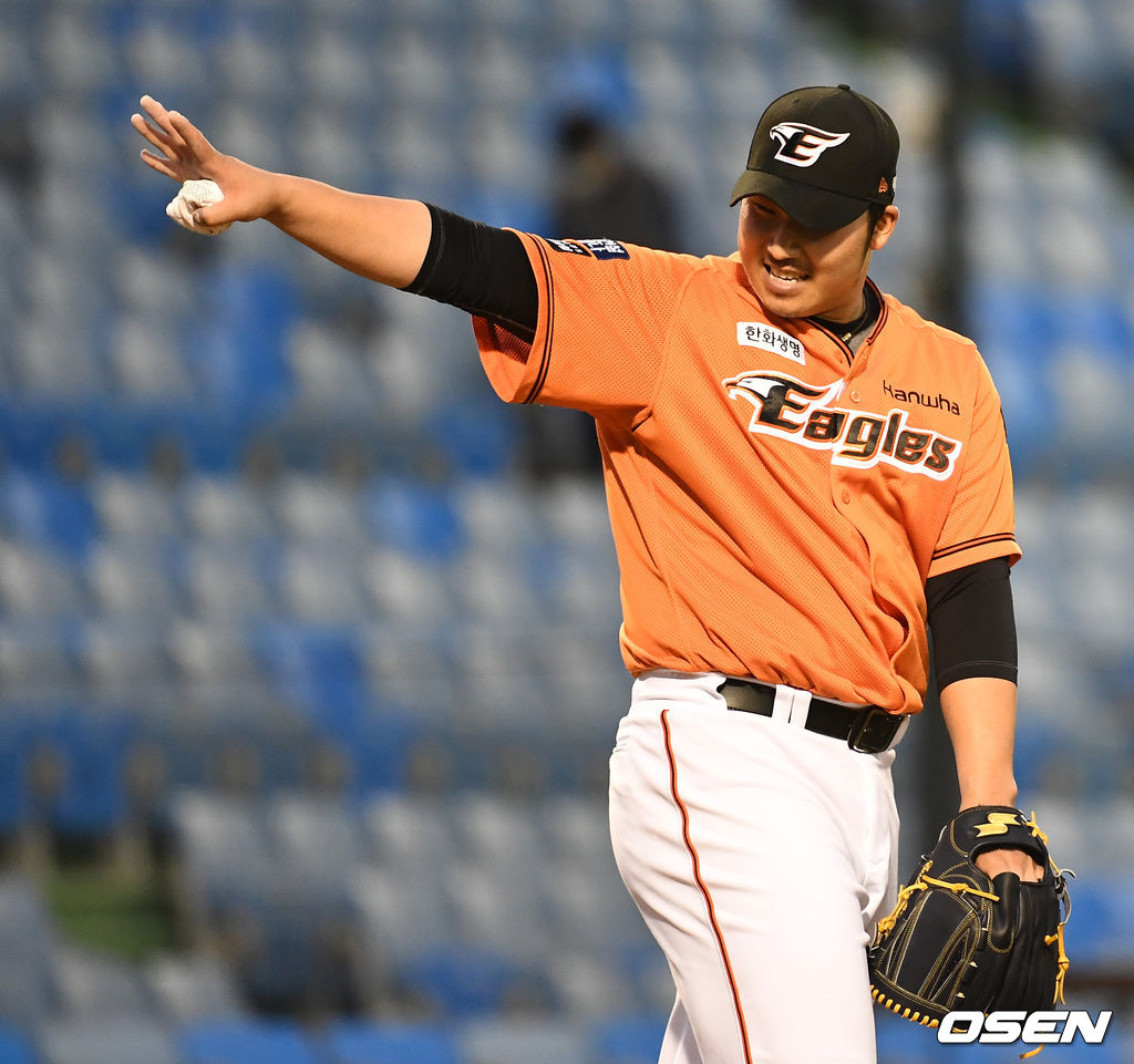 2회초 KT 공격을 무실점으로 막아낸 한화 선발 김민우가 포수 최재훈을 향해 인사를 전하고 있다. / dreamer@osen.co.kr