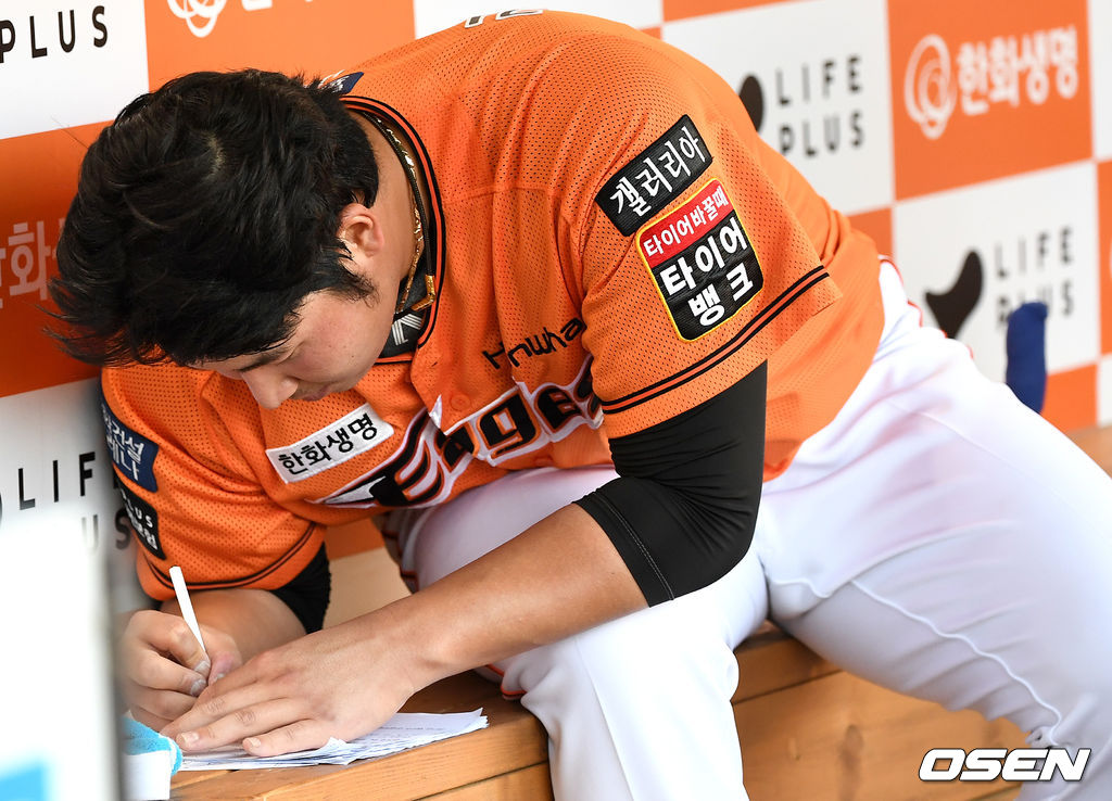 2회초 SSG 공격을 삼자범퇴로 막아낸 한화 선발 김민우가 더그아웃으로 들어와 메모를 하고 있다. 2021.06.19 / dreamer@osen.co.kr