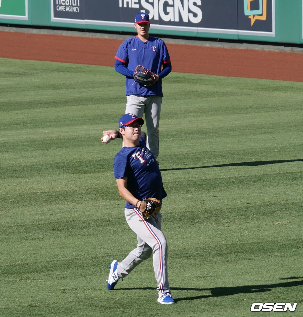 [사진] 텍사스 레인저스의 양현종이 5일(한국시간) 에인절 스타디움에서 열린 LA 에인절스와의 원정 경기에 앞서 아리하라 고헤이와 함께 몸을 풀고 있다.