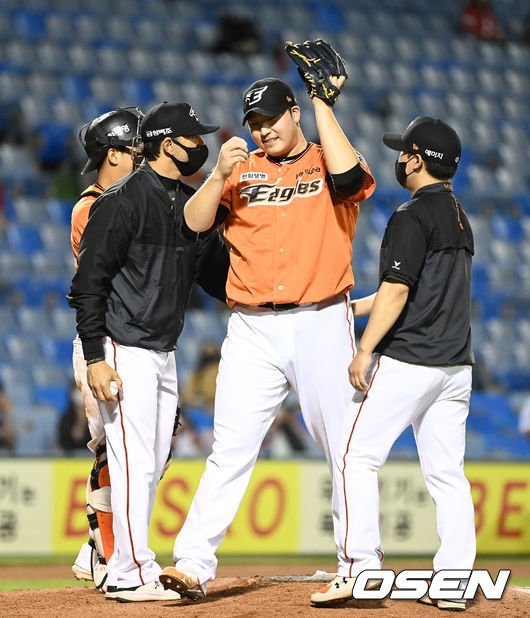 8회초 2사 1,2루에서 한화 김민우가 마운드를 내려가며 아쉬워하고 있다. 2021.09.04