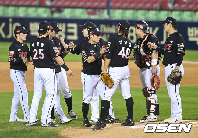 KT는 4일 서울 잠실구장에서 열린 2021 KBO리그 LG와의 경기에서 11-1로 크게 승리했다. 선발 고영표가 8이닝 4피안타 4탈삼진 1실점(비자책)으로 9승째를 거뒀다. 승리를 거둔 KT 선수들이 기뻐하하고 있다. 2021.09.04/ youngrae@osen.co.kr