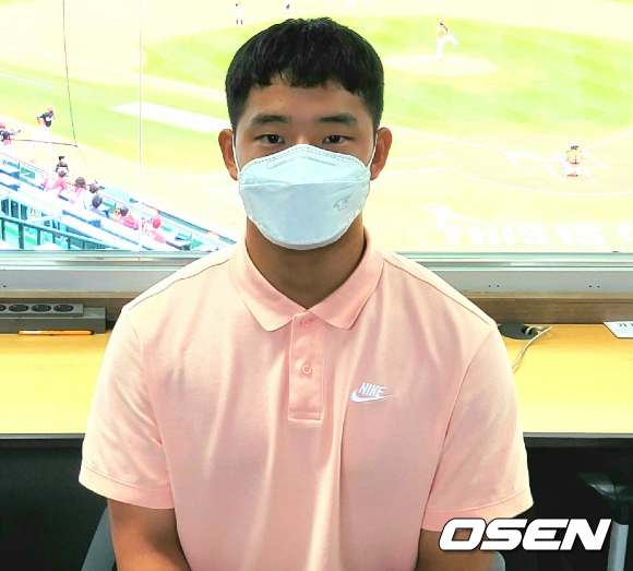 문동주가 5일 대전 한화생명이글스파크를 찾아 인터뷰를 하고 있다. /waw@osen.co.kr