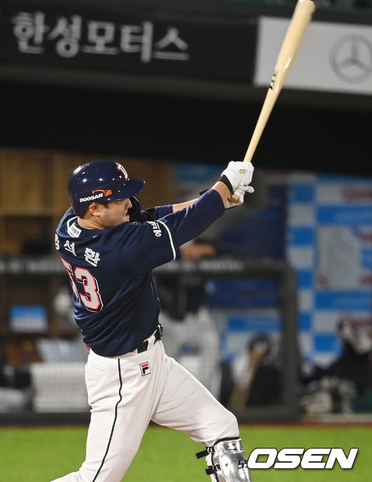 28일 오후 부산 사직야구장에서 ‘2021 신한은행 SOL KBO리그’ 롯데 자이언츠와 두산 베어스의 경기가 열렸다.6회초 2사 1루 두산 양석환이 안타를 때려내고 있다. 2021.08.28/youngrae@osen.co.kr