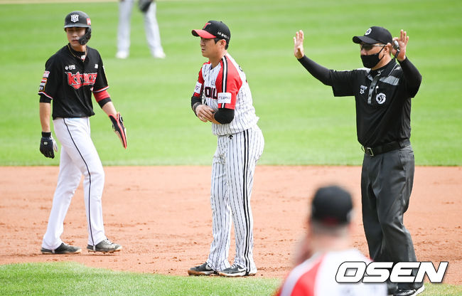 5일 오후 서울 잠실구장에서 2021 신한은행 SOL KBO리그 LG 트윈스와 KT 위즈의 경기가 진행됐다.3회초 무사 1,3루 KT 조용호의 내야땅볼때 홈송구를 선택했던 오지환 유격수가 선취득점 허용한 뒤 아쉬워하고 있다. 2021.09.05 / soul1014@osen.co.kr