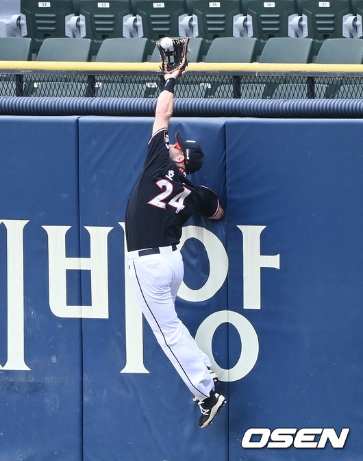1회말 2사 1루 LG 김현수의 홈런성 타구를 KT 호잉이 호수비 펼치며 잡아내고 있다.  2021.09.05 / soul1014@osen.co.kr