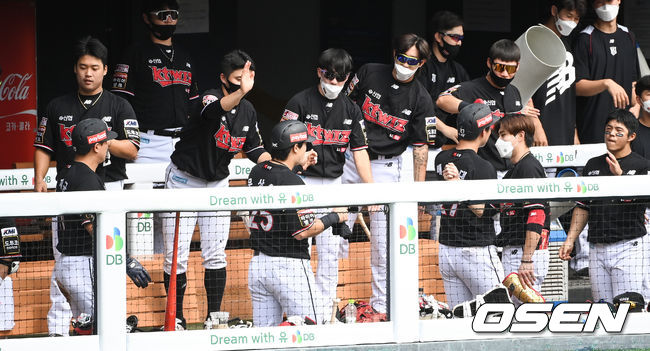 3회초 1사 만루 KT 박경수의 3타점 적시 2루타때 모든 주자들이 홈을 밟은뒤 동료들의 축하를 받고 있다. 2021.09.05 / soul1014@osen.co.kr