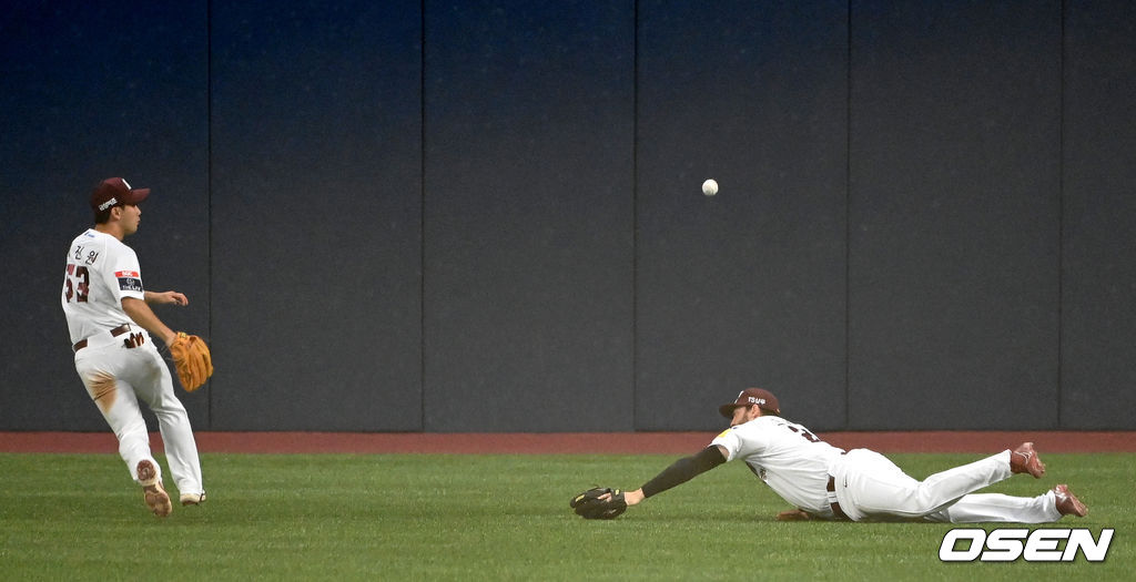 5회초 무사 1루 상황 SSG 이재원의 안타 때 키움 우익수 크레익이 타구를 쫓았지만 놓치고 있다. 안타로 기록. 2021.09.05 / dreamer@osen.co.kr