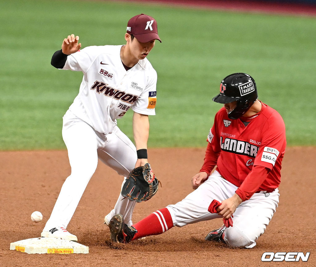 5회초 무사 1, 2루 상황 SSG 최지훈의 내야 땅볼 때 키움 유격수 김혜성이 포구 실책을 범하고 있다. 타자주자까지 모두 세이프. 2021.09.05 / dreamer@osen.co.kr
