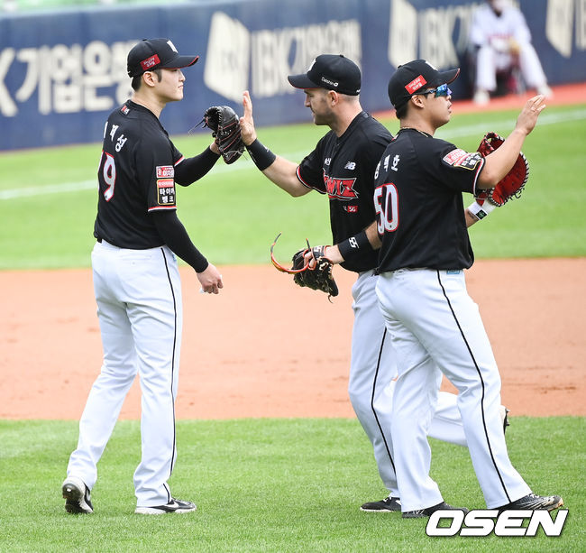 5일 오후 서울 잠실구장에서 2021 신한은행 SOL KBO리그 LG 트윈스와 KT 위즈의 경기가 진행됐다.1회말 이닝종료 후 김현수의 홈런성 타구를 잡으며 호수비 펼친 KT 호잉이 선발투수 배제성과 하이파이브를 하고 있다.  2021.09.05 / soul1014@osen.co.kr