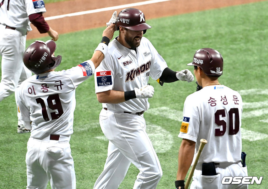 1회말 무사 1루 상황 키움 크레익이 선제 중월 투런포를 날리고 이용규-송성문의 축하를 받고 있다. 2021.09.05 / dreamer@osen.co.kr