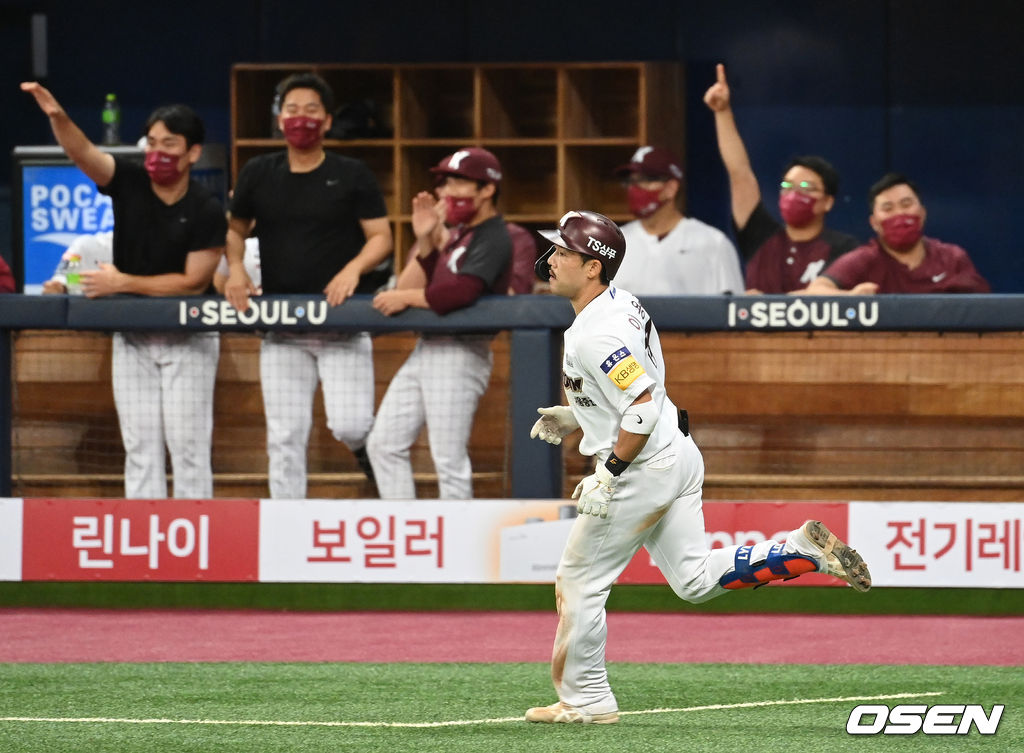 5일 오후 서울 고척 스카이돔에서 ‘2021 신한은행 SOL KBO리그’ 키움 히어로즈와 SSG 랜더스 경기가 열렸다.8회말 1사 1, 3루 상황 키움 이용규가 역전 1타점 적시타를 나릴고 1루로 뛰고 있다. 2021.09.05 / dreamer@osen.co.kr