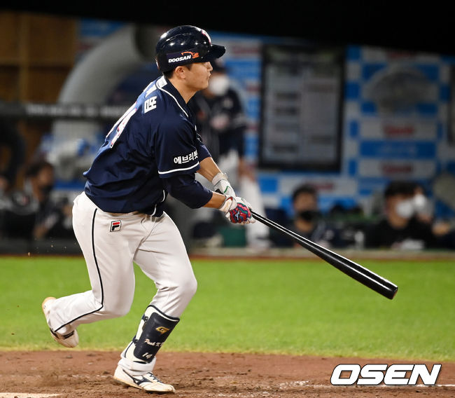 28일 오후 부산 사직야구장에서 ‘2021 신한은행 SOL KBO리그’ 롯데 자이언츠와 두산 베어스의 경기가 열렸다.4회초 2사 1,2루 두산 박계범이 적시타를 때려내고 있다. 2021.08.28/youngrae@osen.co.kr