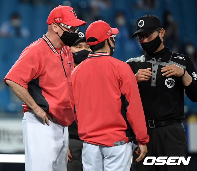 맷 윌리엄스 KIA 감독이 어필하고 있다.  2021.06.10 /cej@osen.co.kr