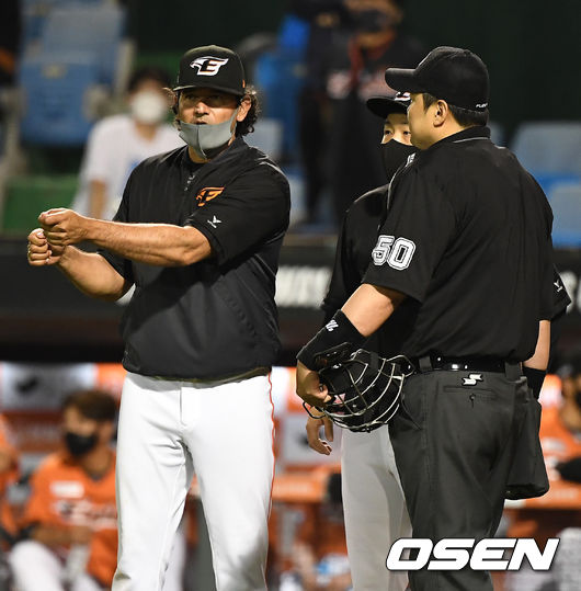 카를로스 수베로 한화 감독이 어필하고 있다. 2021.06.18 / dreamer@osen.co.kr