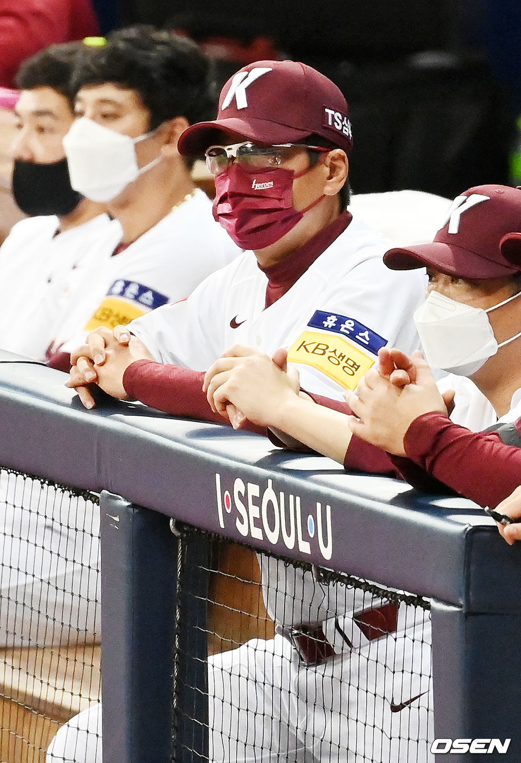 키움 홍원기 감독이 덕아웃에서 경기를 주시하고 있다. 21.09.04/rumi@osen.co.kr