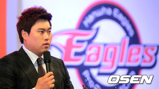 5일 오후 대전 한밭 종합운동장 내 한밭 체육관에서 진행된 '류현진 MLB 진출 기념 환송회'를 마친 뒤 류현진이 기자회견에서 취재진의 질문에 답변하고 있다. /youngrae@osen.co.kr