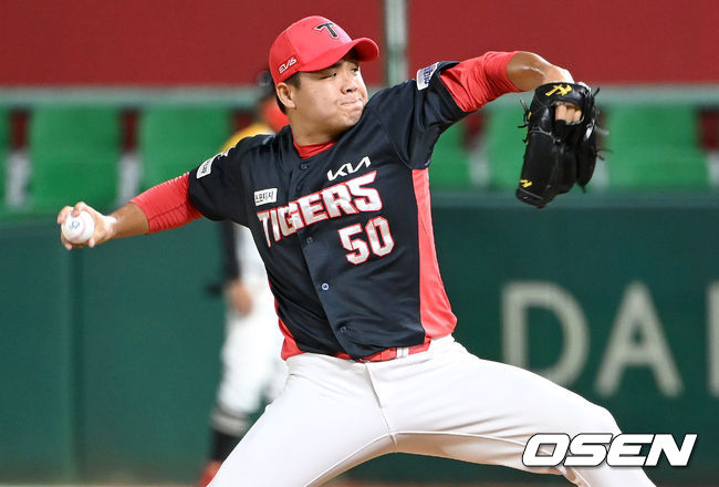 8회말 마운드에 오른 KIA 투수 장현식이 힘차게 공을 뿌리고 있다. 2021.08.14 / dreamer@osen.co.kr