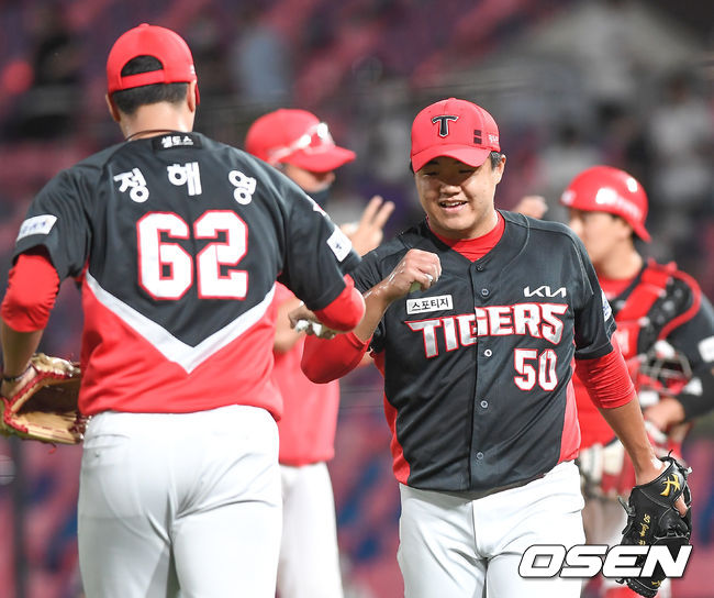 8회말 2사 1루 KIA 장현식이 마운드를 내려가며 정해영과 주먹 세레머니를 하고 있다. 2021.06.23