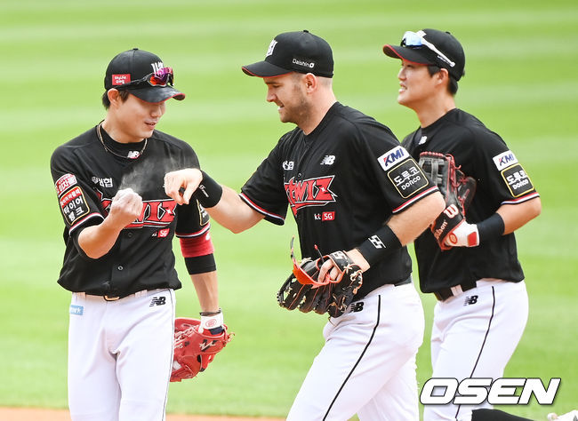 5일 오후 서울 잠실구장에서 2021 신한은행 SOL KBO리그 LG 트윈스와 KT 위즈의 경기가 진행됐다.1회말 이닝종료 후 김현수의 홈런성 타구를 잡으며 호수비 펼친 KT 호잉이 동료들과 하이파이브를 하고 있다.  2021.09.05 / soul1014@osen.co.kr