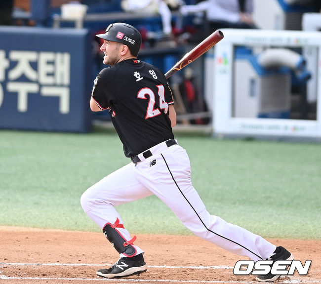 4일 서울 잠실야구장에서 ‘2021 신한은행 SOL KBO 리그’ LG 트윈스와 KT 위즈의 경기가 열렸다.2회초 2사 1루 KT 호잉이 투런 홈런을 때려내고 있다. 2021.09.04/ youngrae@osen.co.kr