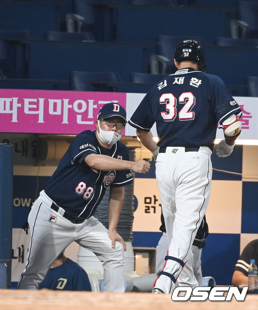 26일 오후 경남 창원 NC파크에서 ‘2021 신한은행 SOL KBO리그’ NC 다이노스와 두산 베어스의 더블해더 2차전 경기가 열렸다.3회초 1사 1루 두산 김태형 감독이 동점 투런 홈런을 때린 김재환과 세레머니를 하고 있다. 2021.08.26 /youngrae@osen.co.kr