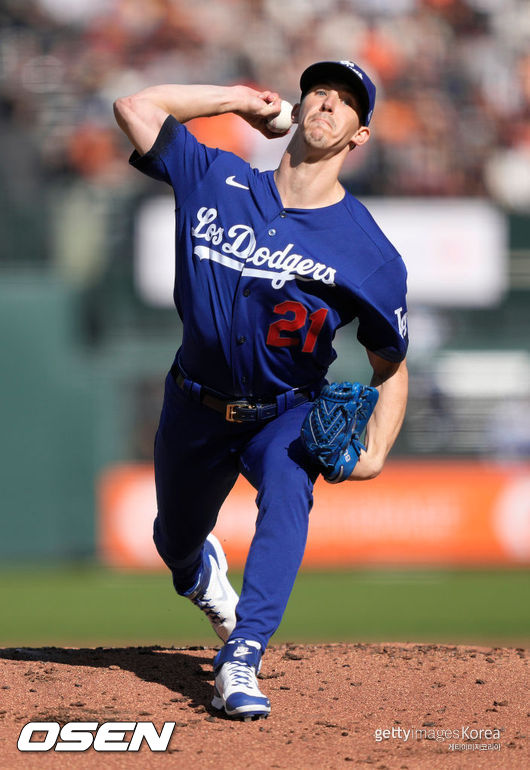 [사진] 다저스 투수 뷸러는 2021년 9월 6일(한국시간) 미국 캘리포니아주 샌프란시스코 오라클 파크에서 열린 ‘2021 메이저리그’ 샌프란시스코 자이언츠와 원정 경기에서 선발 등판해 3이닝 동안 7피안타(1피홈런) 1탈삼진 1볼넷 6실점으로 부진하며 시즌 3패(13승)째를 안았다. 팀은 4-6 패배를 당했다. ⓒGettyimages(무단전재 및 재배포 금지)