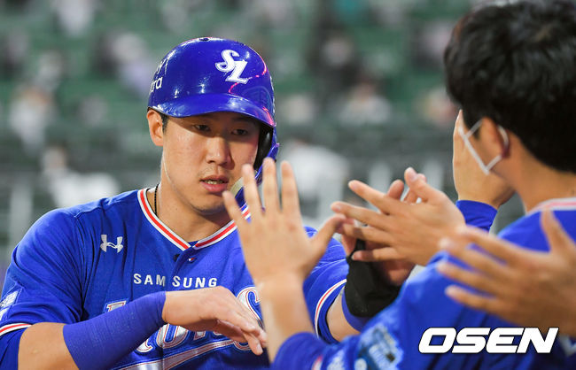 4회초 2사 1,2루 삼성 김헌곤이 역전 1타점 적시타때 홈을 밟은 2루 주자 김동엽이 동료들의 축하를 받고 있다. 21.06.02 / soul1014@osen.co.kr