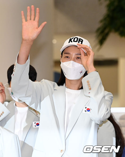 여자배구대표팀 김연경이 선수단 환영 행사에서 팬들에게 손을 흔들며 인사를 하고 있다. 2021.08.09 /jpnews@osen.co.kr