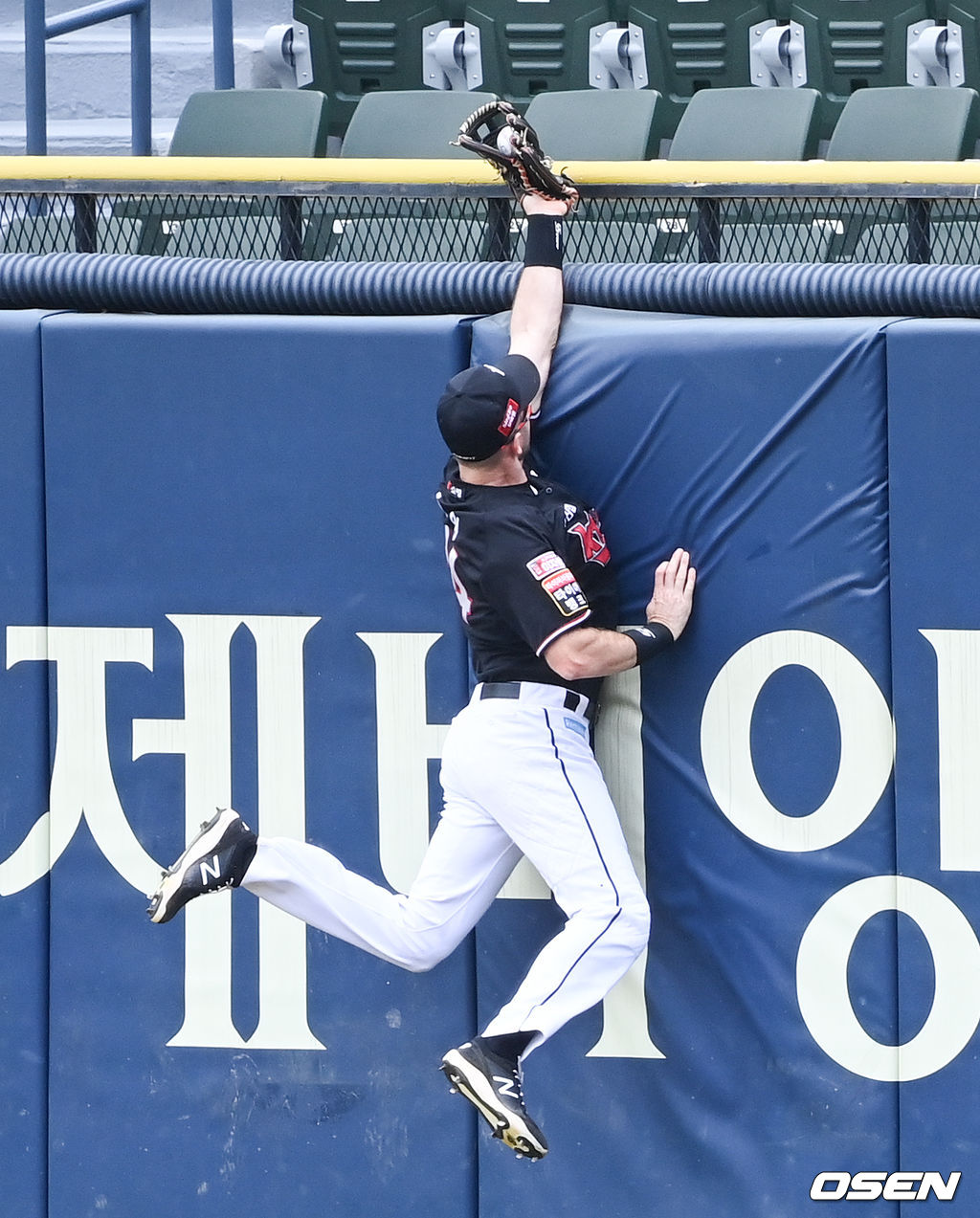 1회말 2사 1루 LG 김현수의 홈런성 타구를 KT 호잉이 호수비 펼치며 잡아내고 있다.  2021.09.05 / soul1014@osen.co.kr