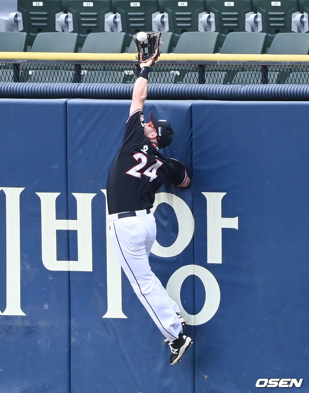 1회말 2사 1루 LG 김현수의 홈런성 타구를 KT 호잉이 호수비 펼치며 잡아내고 있다.  2021.09.05 / soul1014@osen.co.kr