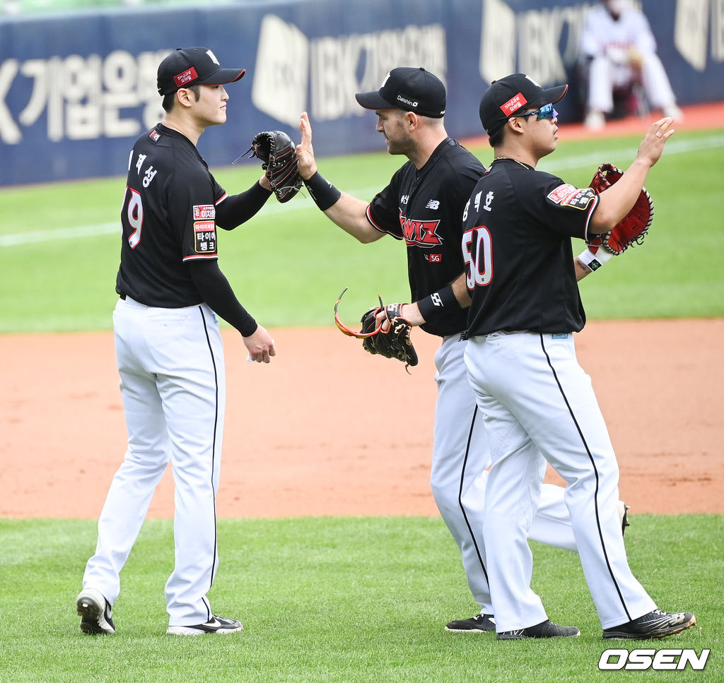 5일 오후 서울 잠실구장에서 2021 신한은행 SOL KBO리그 LG 트윈스와 KT 위즈의 경기가 진행됐다.1회말 이닝종료 후 김현수의 홈런성 타구를 잡으며 호수비 펼친 KT 호잉이 선발투수 배제성과 하이파이브를 하고 있다.  2021.09.05 / soul1014@osen.co.kr