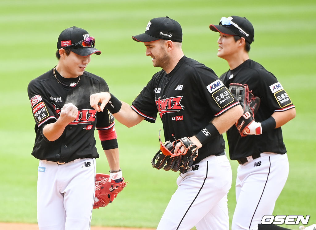5일 오후 서울 잠실구장에서 2021 신한은행 SOL KBO리그 LG 트윈스와 KT 위즈의 경기가 진행됐다.1회말 이닝종료 후 김현수의 홈런성 타구를 잡으며 호수비 펼친 KT 호잉이 동료들과 하이파이브를 하고 있다.  2021.09.05 / soul1014@osen.co.kr