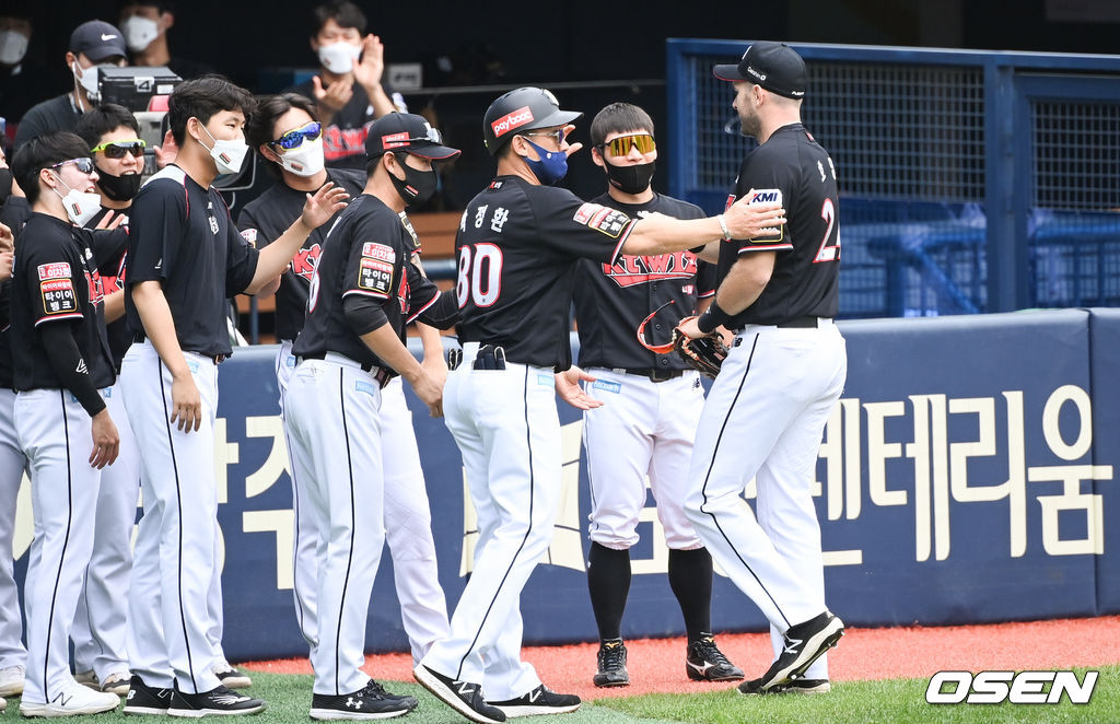 5일 오후 서울 잠실구장에서 2021 신한은행 SOL KBO리그 LG 트윈스와 KT 위즈의 경기가 진행됐다.1회말 이닝종료 후 김현수의 홈런성 타구를 잡으며 호수비 펼친 KT 호잉이 동료들의 축하를 받으며 더그아웃으로 들어가고 있다 .  2021.09.05 / soul1014@osen.co.kr