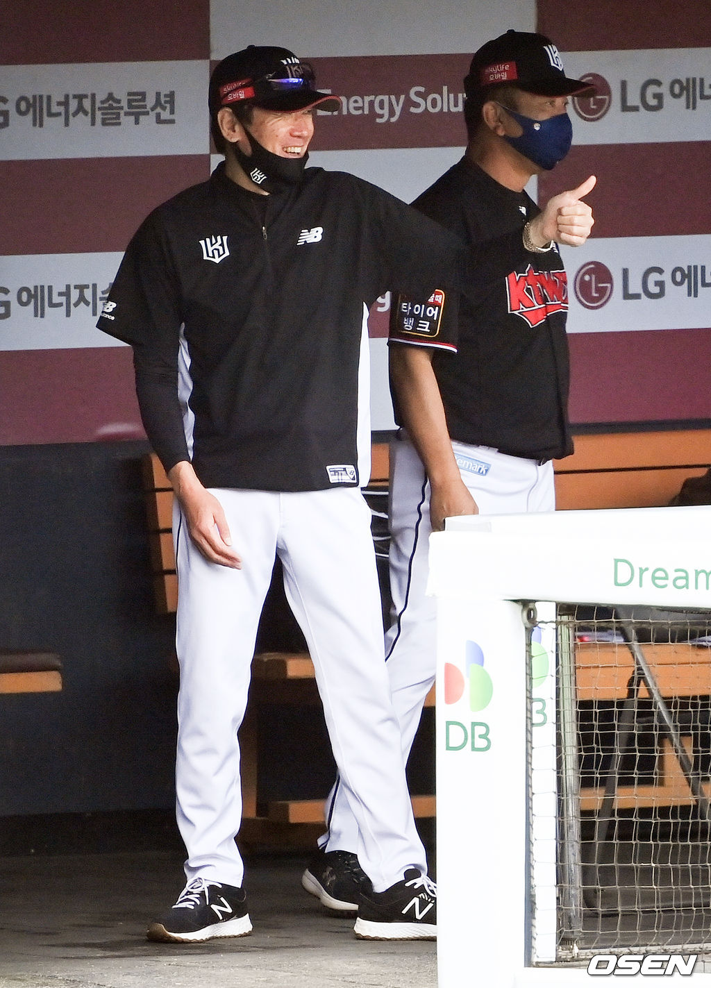 1회말 이닝종료후 KT 이강철 감독이 호수비 펼친 호잉을 향해 엄지손가락을 보이고 있다.  2021.09.05 / soul1014@osen.co.kr