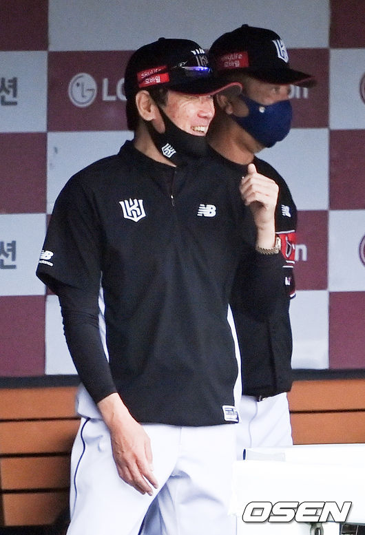 5일 오후 서울 잠실구장에서 2021 신한은행 SOL KBO리그 LG 트윈스와 KT 위즈의 경기가 진행됐다.1회말 이닝종료후 KT 이강철 감독이 호수비 펼친 호잉을 향해 미소 짓고 있다.  2021.09.05 / soul1014@osen.co.kr