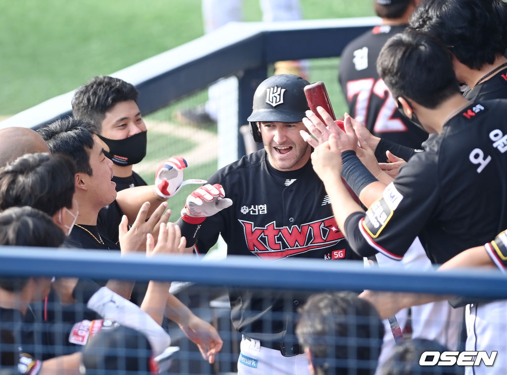 4일 서울 잠실야구장에서 ‘2021 신한은행 SOL KBO 리그’ LG 트윈스와 KT 위즈의 경기가 열렸다.2회초 2사 1루 KT 호잉이 투런 홈런을 때린 뒤 동료들과 기뻐하고 있다. 2021.09.04/ youngrae@osen.co.kr