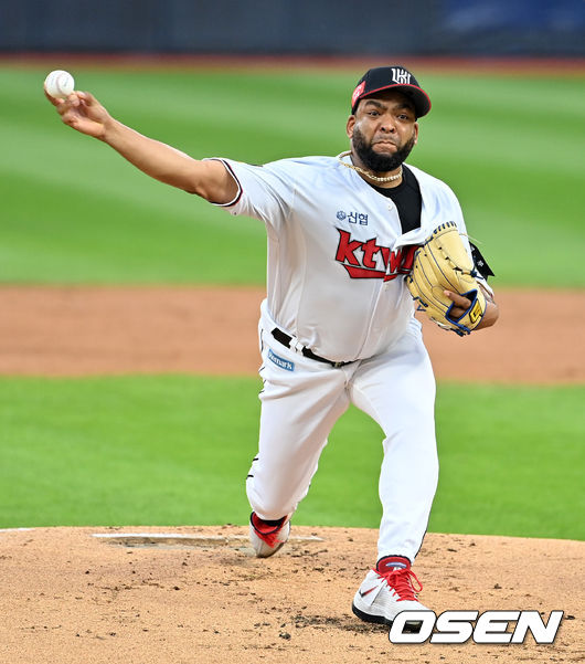 1회초 KT 데스파이네가 역투하고 있다. 2021.08.28 /jpnews@osen.co.kr