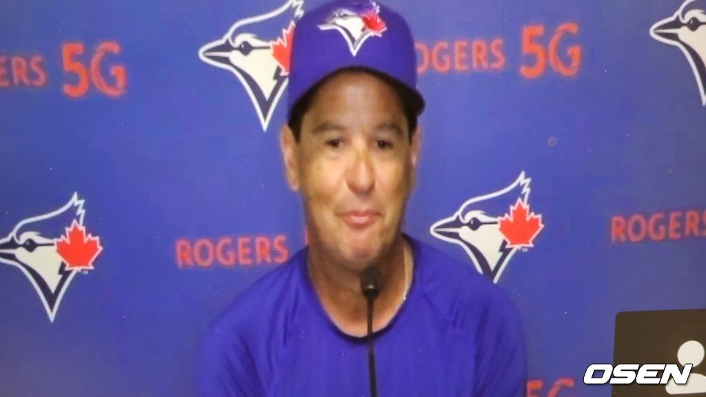 [사진] 토론토의 찰리 몬토요 감독이 7일(한국시간) 뉴욕 양키스와의 원정 경기를 마친 뒤 화상 인터뷰를 진행하고 있다. <토론토 블루제이스 구단 제공 영상 캡처>