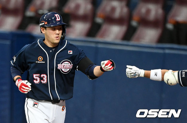 2회초 1사에서 두산 양석환이 동점 솔로포를 날리고 하이파이브를 하고 있다. 2021.08.15 /jpnews@osen.co.kr