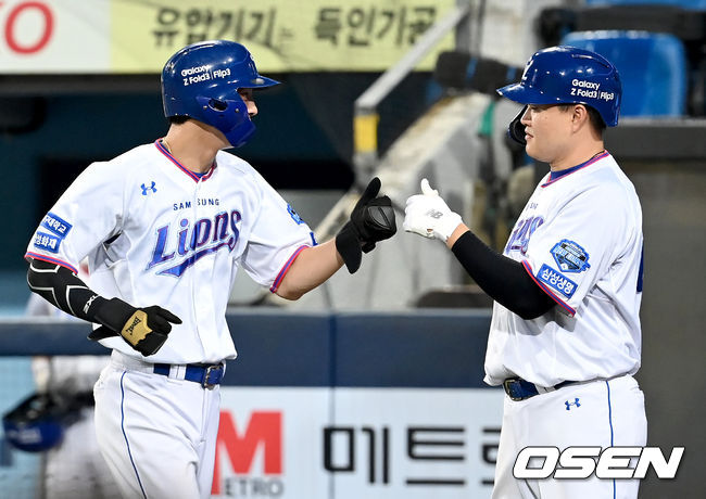 24일 오후 대구 삼성라이온즈파크에서 ‘2021 신한은행 SOL KBO리그’ 삼성 라이온즈와 SSG 랜더스의 경기가 열렸다7회말 무사 1루 삼성 강민호의 1타점 적시 2루타 때 1루 주자 구자욱이 득점을 올린 뒤 홈에서 오재일과 기쁨을 나누고 있다. 2021.08.24 /ksl0919@osen.co.kr