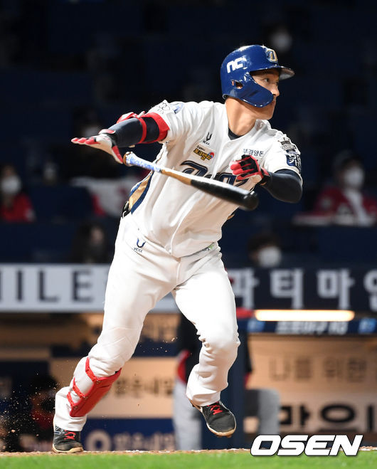14일 오후 경상남도 창원NC파크에서 ’2021 신한은행 SOL KBO 리그' NC 다이노스와 KIA 타이거즈의 경기가 열렸다.7회말 2사 만루에서 NC 노진혁이 우전 2타점 적시타를 치고 있다. /sunday@osen.co.kr